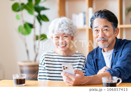 スマートフォンを一緒に見るシニア夫婦。 スマートフォンを一緒に見るシニア夫婦。 106857413