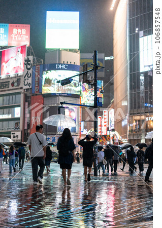 《東京都》雨の渋谷スクランブル交差点・夜の賑わう繁華街 《東京都》雨の渋谷スクランブル交差点・夜の賑わう繁華街 106857548