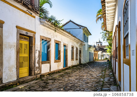 Streets and houses of historical center in Paraty, Rio de Janeiro, Brazil. 106858738