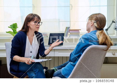 Woman psychologist, counselor talking with girl child 106859148