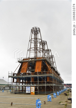 初秋の北海道函館市函館港西ふ頭で鋼製漁礁の製造風景を撮影 106861074