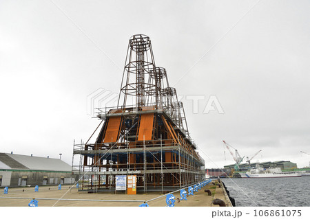 初秋の北海道函館市函館港西ふ頭で鋼製漁礁の製造風景を撮影 初秋の北海道函館市函館港西ふ頭で鋼製漁礁の製造風景を撮影 106861075