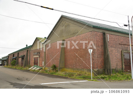 初秋の北海道函館市函館港西ふ頭の倉庫群の風景を撮影 106861093