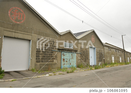 初秋の北海道函館市函館港西ふ頭の倉庫群の風景を撮影 初秋の北海道函館市函館港西ふ頭の倉庫群の風景を撮影 106861095