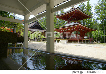高野山金剛峯寺 手水舎から東塔を望む 和歌山県高野町 高野山金剛峯寺 手水舎から東塔を望む 和歌山県高野町 106861632