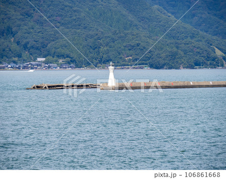 小浜港沖防波堤灯台と小浜湾(若狭湾の支湾)の風景。(福井県小浜市) 106861668