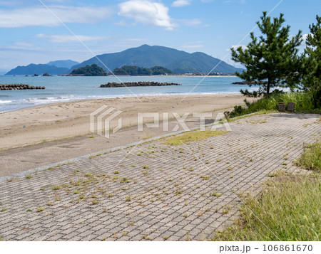 はまなすパーク海水浴場(三松海水浴場東側)と若狭湾の風景。福井県大飯郡高浜町。 106861670