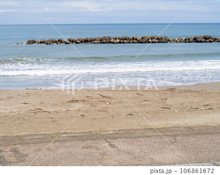はまなすパーク海水浴場(三松海水浴場東側)と若狭湾の風景。福井県大飯郡高浜町。 106861672