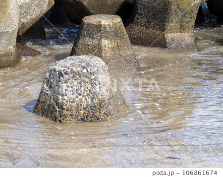海岸の消波ブロック。 106861674