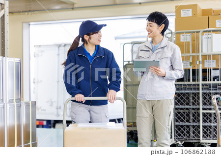 倉庫で作業を行う女性スタッフ 倉庫で作業を行う女性スタッフ 106862188