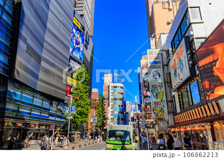 東京　新宿区　歌舞伎町の都市風景　 106862213