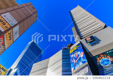 東京　新宿区　歌舞伎町の都市風景　新宿東宝ビル 106862218