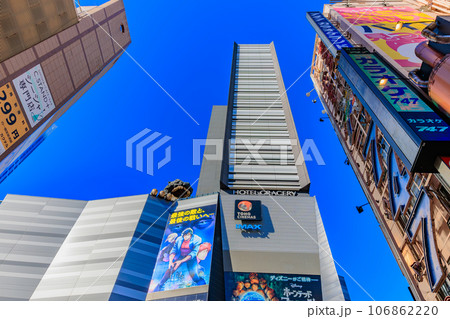 東京　新宿区　歌舞伎町の都市風景　新宿東宝ビル 106862220