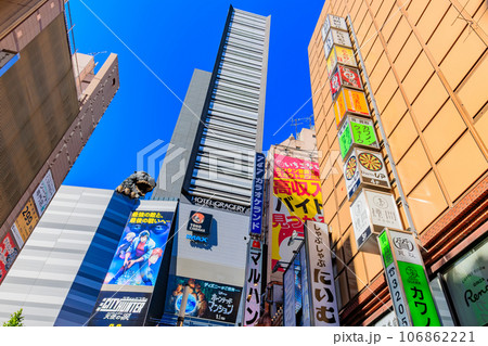 東京　新宿区 歌舞伎町の都市風景　歌舞伎町ゴジラロード（セントラルロード） 106862221