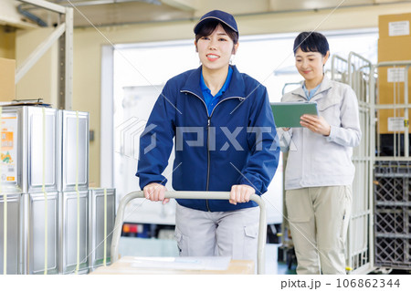 倉庫で作業を行う女性スタッフ 106862344