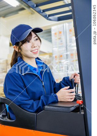 フォークリフトを操作する女性 106862345