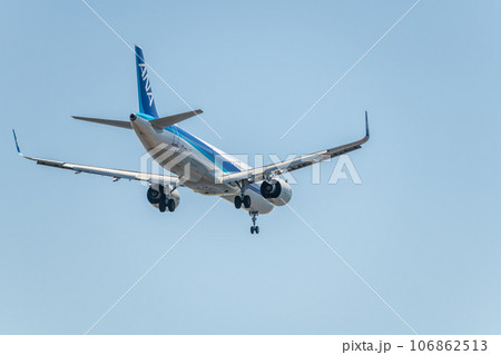 【城南島海浜公園上空から着陸態勢のANA機 後ろ姿】 【城南島海浜公園上空から着陸態勢のANA機 後ろ姿】 106862513