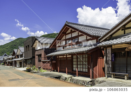 熊川宿 下ノ町の町並み 福井県若狭町 熊川宿 下ノ町の町並み 福井県若狭町 106863035