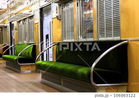 【阪急】5300系の車内（Osaka Metro堺筋線：天下茶屋駅） 106863122