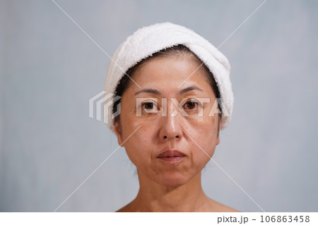 シミ、シワのある老け顔の中年女性　カメラ目線 106863458