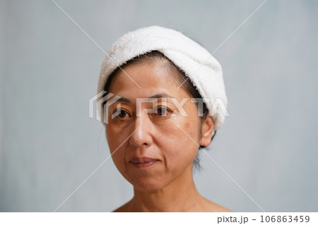 シミ、シワのある老け顔の中年女性　 106863459