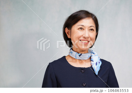 首にスカーフを巻いた笑顔の中年女性 106863553