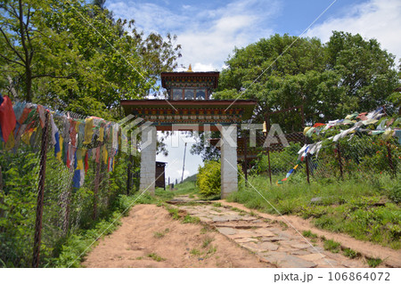 幸せの国ブータン 「チミ・ラカン」の入口（Punakha, Bhutan） 106864072