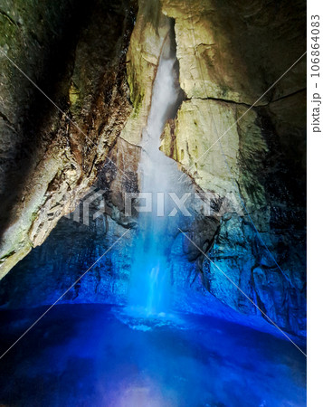 天の岩戸の滝(縦)2 天の岩戸の滝(縦)2 106864083