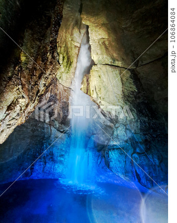 天の岩戸滝(縦)とバブル 天の岩戸滝(縦)とバブル 106864084