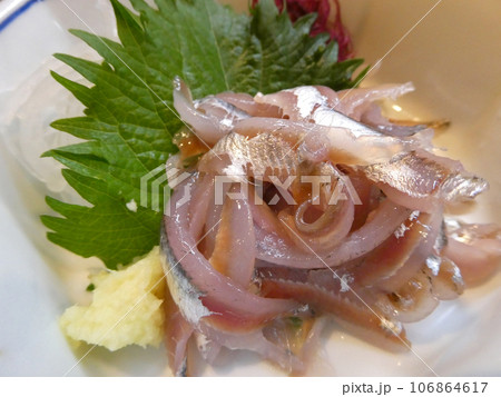 澄んだ味わいで瀬戸内海・広島の名物。小イワシの刺身の写真 106864617