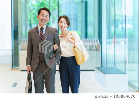 腕を組んで歩く夫婦のポートレート 腕を組んで歩く夫婦のポートレート 106864670