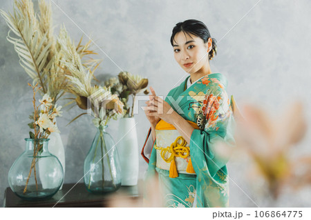 振袖の女性 振袖の女性 106864775