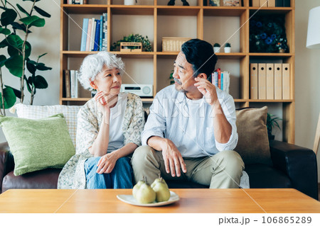 リビングで悩むシニアの夫婦 リビングで悩むシニアの夫婦 106865289