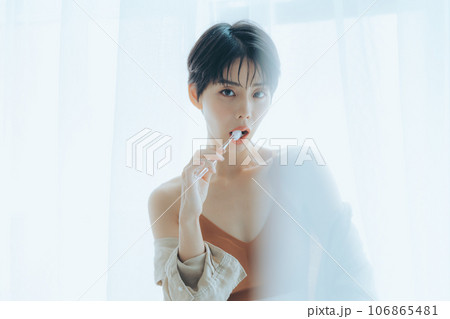 朝日を浴びて外を眺める女性 朝日を浴びて外を眺める女性 106865481