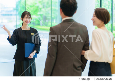 夫婦を案内する女性スタッフ 106865636