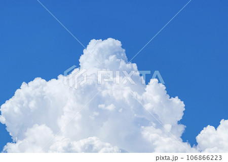 夏の青空と白い雲（夏空イメージ） 106866223