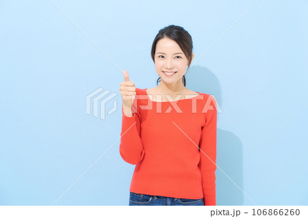 いいねポーズをする女性 いいねポーズをする女性 106866260