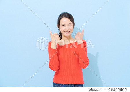 親指でポーズをする女性の写真 106866666