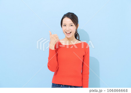 親指でポーズをする女性の写真 106866668