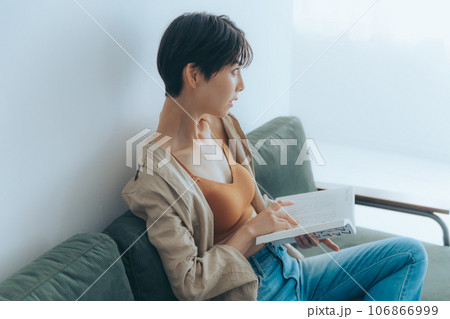 ソファーに座って読書をしている女性 ソファーに座って読書をしている女性 106866999