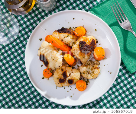 Roasted cauliflower and boiled carrot 106867019