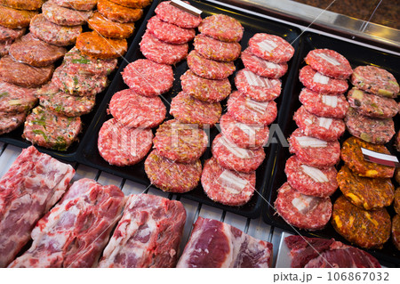 counter with assort of hamburguesa 106867032