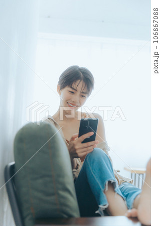 ソファーに座ってリラックスしている女性 106867088