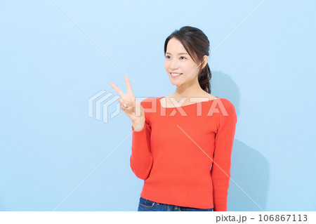 ピースする女性 ピースする女性 106867113