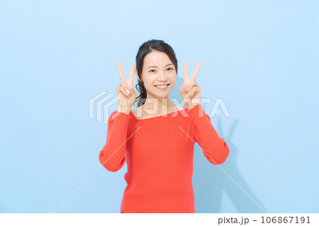ダブルピースする女性 106867191
