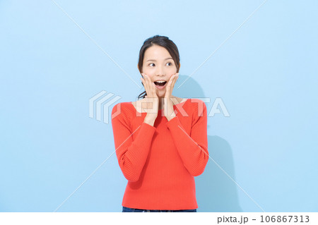 驚いた表情の女性の写真 驚いた表情の女性の写真 106867313