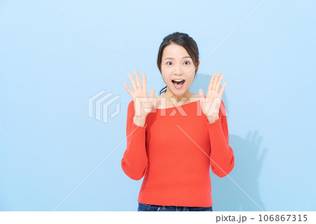 驚いた表情の女性の写真 106867315