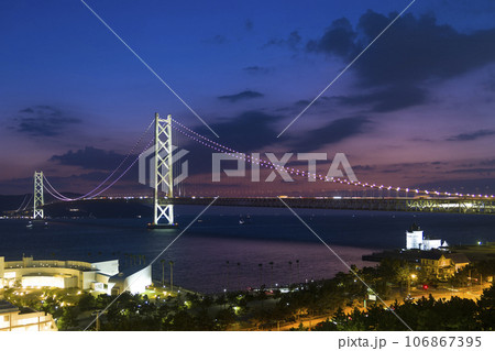 ライトアップされた明石海峡大橋 / Akashi Kaikyo Bridge, Japan 106867395
