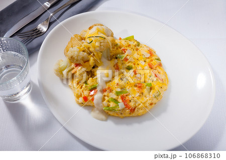 Omelet with cauliflower 106868310