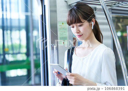 電車に乗車する若い女性　撮影協力「京王電鉄株式会社」 106868391